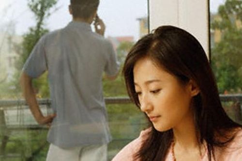 Biết vợ có tiền riêng, chồng âm thầm gửi tiền hàng tháng cho mẹ đẻ... giữ hộ