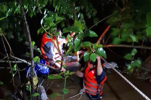 Cứu người đàn ông bị nước cuốn trôi xuống cống ở Đà Nẵng