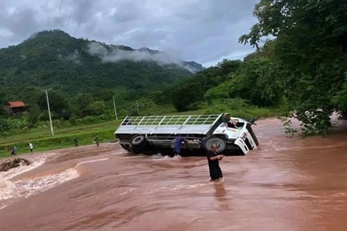 Mưa lớn gây ra lũ, sạt lở tại nhiều địa phương