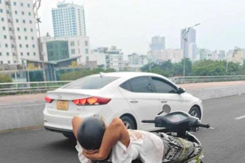 TP Đà Nẵng: Xử lý người điều khiển xe máy thả hai tay trên cầu Rồng