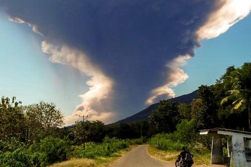 Núi lửa Indonesia phun trào tạo ra cột tro cao 18 km