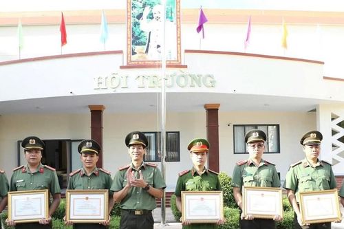 Quảng Ngãi: Khen thưởng cho tập thể, cá nhân vụ triệt xóa hơn 1,3 tấn thuốc nổ