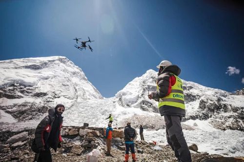 Dùng drone dọn hơn 280 kg rác trên đỉnh Everest