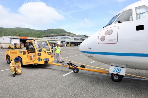 Sân bay Côn Đảo thực hành chằng néo máy bay ứng phó mưa bão