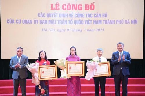 Hà Nội: Công bố các quyết định về công tác cán bộ cơ quan Ủy ban Mặt trận Tổ quốc Việt Nam TP