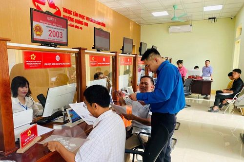 Tuổi trẻ 'tiếp sức' hỗ trợ người dân thực hiện dịch vụ hành chính công