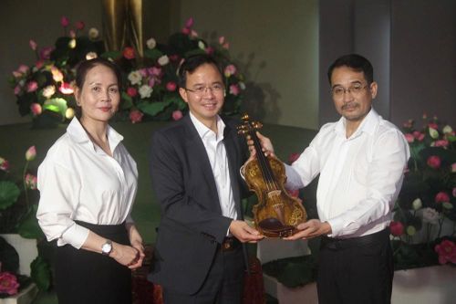 Cây đàn violin độc bản bằng sứ quý hiếm sẽ được trưng bày tại Bảo tàng Lâm Đồng