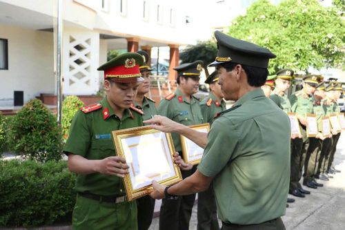 Khen thưởng đột xuất cho các tập thể, cá nhân trong chuyên án bắt hơn 1,3 tấn thuốc nổ