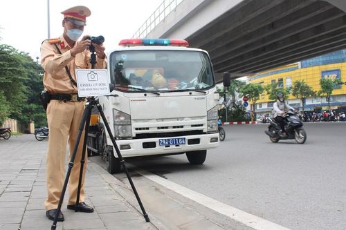 Nhiều xe máy vẫn lấn làn trên đường Phạm Văn Đồng, Hà Nội