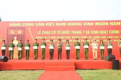Lễ chào cờ đặc biệt của Công an thành phố Hà Nội