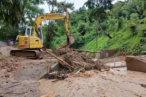 Nghệ An: Mưa lớn chia cắt nhiều tuyến đường ở xã vùng cao Na Loi