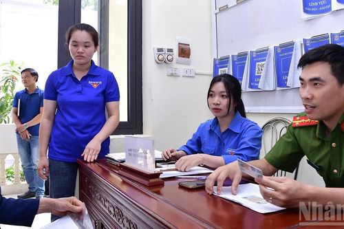 'Áo xanh tình nguyện' ở xã đảo duy nhất của Thủ đô giúp người dân tiếp cận dịch vụ công sau sắp xếp