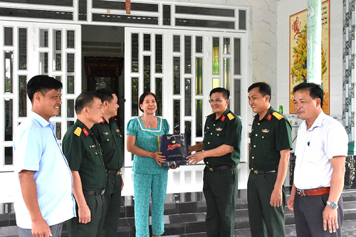 Tình cảm gửi lại trong dân