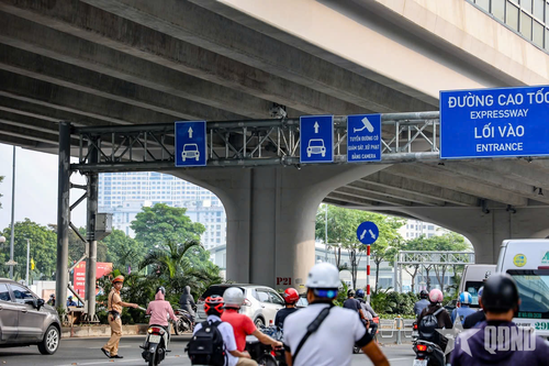 Hà Nội: Cảnh sát giao thông tăng cường tuyên truyền, hướng dẫn trên tuyến đường mới phân làn