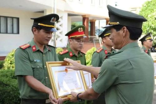 Khen thưởng lực lượng phá án vụ tàng trữ, vận chuyển 1,3 tấn thuốc nổ