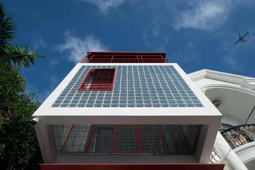 Ngôi nhà với mặt tiền gạch kính lạ mắt ở TP HCM