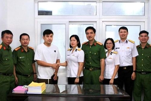 Du khách nước ngoài xúc động khi nhận lại tài sản đánh rơi
