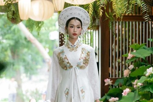Á hậu Chuyển giới Nguyễn Cao Minh Anh nền nã với áo dài