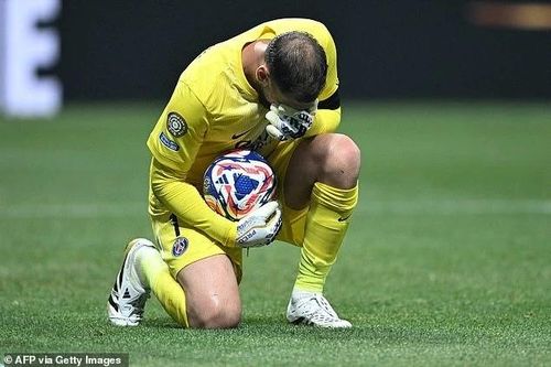 Thủ môn PSG nghẹn ngào xin lỗi cầu thủ Bayern Munich sau pha va chạm kinh hoàng