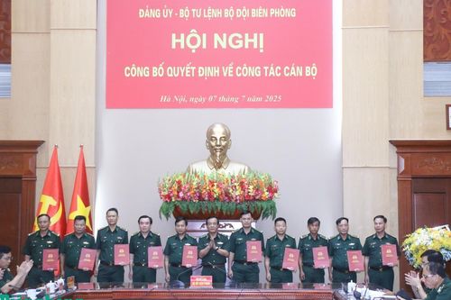 Đảng ủy, Bộ Tư lệnh BĐBP công bố và trao quyết định về công tác cán bộ