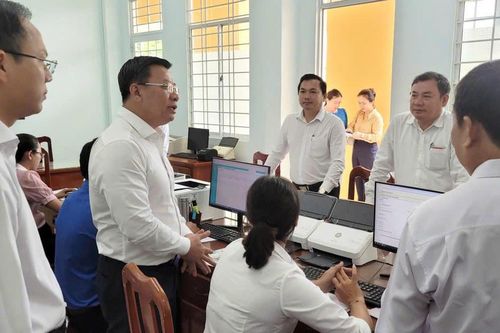 Thứ trưởng Bộ Tư pháp Nguyễn Thanh Ngọc khảo sát thực tế công tác hành chính xã sau 7 ngày vận hành