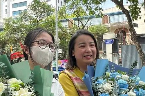 Con trượt lớp 10 công lập: Cha mẹ hãy dành 'một cái ôm'