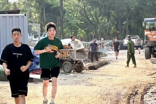 Người Hà Nội tập thể dục trong công trường xây dựng công viên