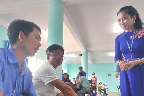 Ngồi chưa ấm ghế đã xong thủ tục: Người dân ngỡ ngàng vì cách làm việc mới