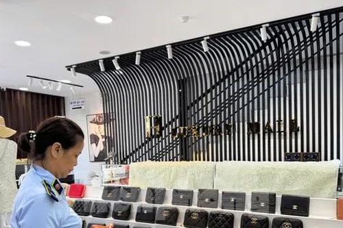 Trá hình 'dẫn tour' để bán hàng giả cho du khách ở Đà Nẵng