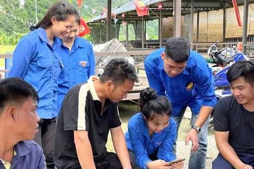 Đồng hành cùng đồng bào các dân tộc thực hiện thủ tục hành chính
