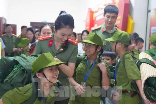 'Chiến sĩ nhí' háo hức xuất quân học làm chiến sĩ công an