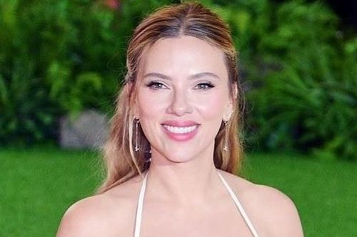 Phim của mỹ nhân sexy nhất thế giới dẫn đầu phòng vé Việt