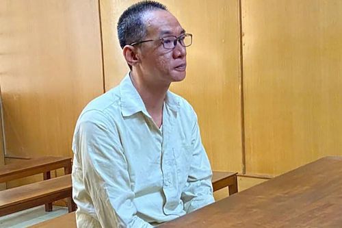 Cùng yêu một cô gái, nổ súng bắn bạn thân
