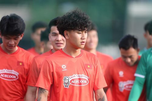 HLV Kim Sang Sik loại 8 cầu thủ ở U23 Việt Nam