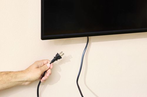 Có nên rút phích cắm TV khi không sử dụng?