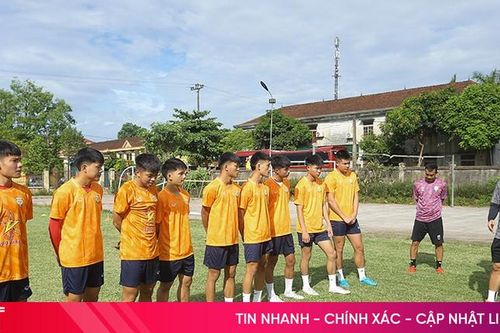 9 cầu thủ trẻ được đôn lên đội 1 Hồng Lĩnh Hà Tĩnh tập luyện