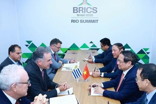 Thủ tướng Phạm Minh Chính gặp Tổng thống Uruguay Yamandú Orsi