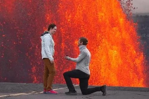 Độc lạ: Chàng trai cầu hôn bạn gái trước miệng núi lửa