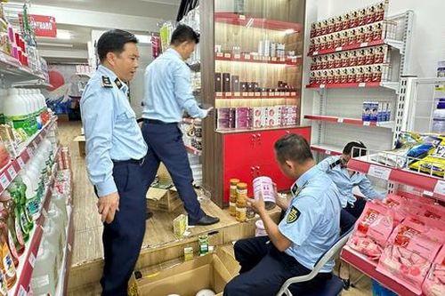 Hàng giả ẩn mình giữa chợ mạng và công nghệ cao