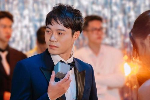 Văn Toàn bảnh bao tại lễ cưới