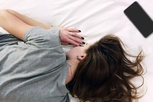 Buổi sáng vừa thức dậy, hành động quen thuộc này sẽ khiến não bộ bị ảnh hưởng