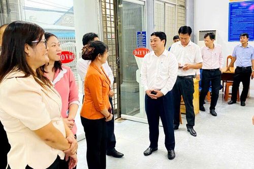 Phó Chủ tịch UBND tỉnh An Giang Lê Trung Hồ thăm và làm việc tại xã Tri Tôn