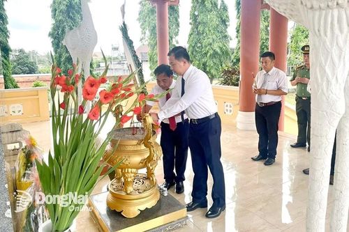 Lãnh đạo xã Xuân Phú dâng hương kỷ niệm 78 năm Ngày Thương binh, liệt sĩ