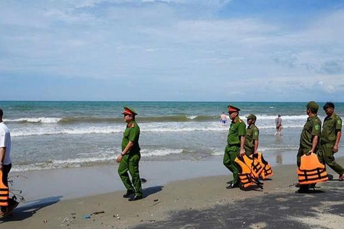 Giữ vững an ninh, hỗ trợ phát triển du lịch biển
