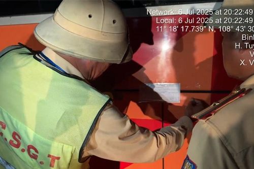 Tạm giữ xe khách giường nằm do tài xế không có giấy phép lái xe