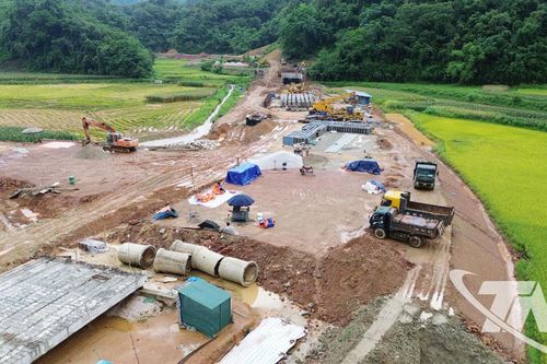 Mưa lớn kéo chậm tiến độ các dự án giao thông