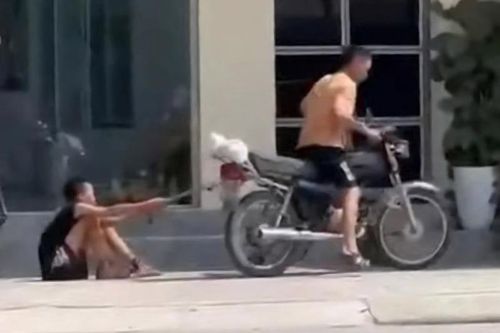 Tạm giữ người cha xích chân, kéo lê con trai trên đường phố Hải Phòng