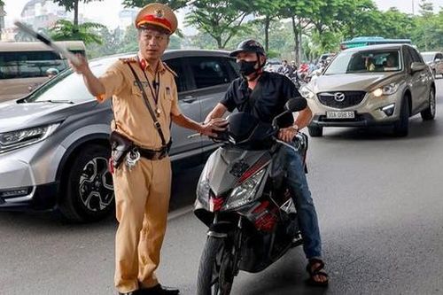 CSGT nhắc nhở hàng trăm xe vi phạm trên đường Phạm Văn Đồng sau phân làn cứng