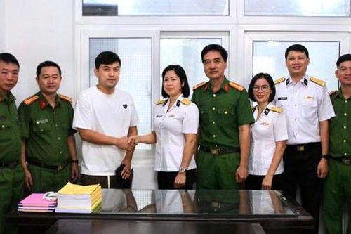 Nữ đại úy Hải quân trả lại hơn 80 triệu đồng cho một người nước ngoài đánh rơi