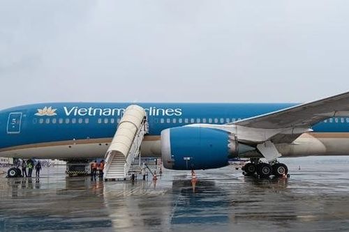 Máy bay đi Hà Nội chuyển hướng hạ cánh khẩn tại Ấn Độ kịp thời cứu khách